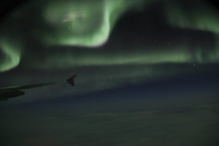 Photo d'une aurore boréale depuis l'avion